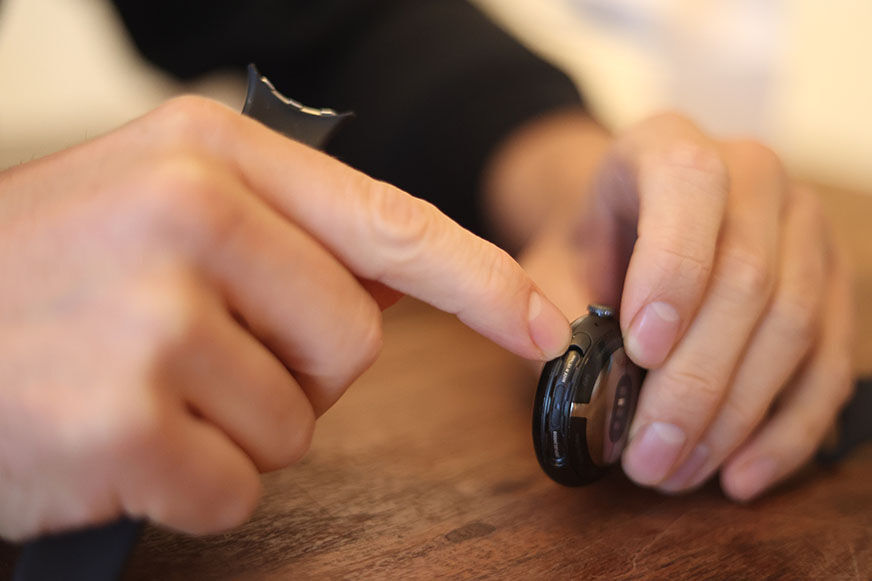 Man sieht das Wechselarmband der Google Pixel Watch.